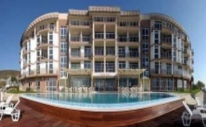 Лятна Ваканция с Шезлонги и Чадъри на Плажа, All Inclusive Първа Линия След 25.08 в Апартхотел Роял Бей до <em>Каварна</em>