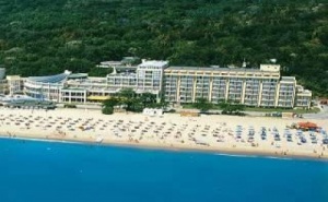 Топ Оферта с Чадър и Шезлонг на Плажа, Ultra All Inclusive до 02.07 в Грифид Енканто Бийч, Зл. Пясъци
