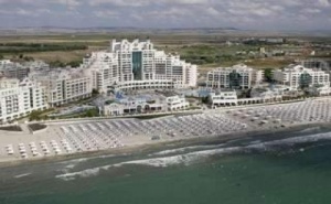 Лукс Лято с Чадъри и Шезлонги на Плажа, All Inclusive за Двама до 05.07 в Топ Комплекс Сънсет Ризорт, <em>Поморие</em>
