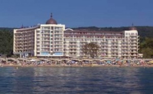 Петзвезден Лукс на Самия Морски Бряг, Оферта Полупансион до 11.07 в Хотел Адмирал, Зл. Пясъци