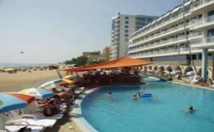 All Inclusive на Първа Линия в Зл. Пясъци, с Чадър и Шезлонг на Плажа до 04.07 в Берлин Голдън Бийч