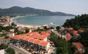За ТРИ нощувки със закуска и вечеря в Ntinas Filoxenia Resort 4*, <em>Тасос</em> за ВЕЛИКДЕН и Празничен обяс със жива музика /25.04.2019 - 29.04.2019