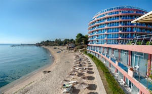 Великден и Гергьовден на Брега на Морето! 3 или 4 All Inclusive Нощувки с Празнична Вечеря + 2 Басейна с Минерална Вода и Термална Спа Зона в Хотел Сириус Бийч, Константин и Елена! ...