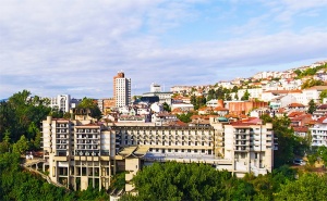 На Почивка в Старопрестолната Столица! Нощувка, Закуска и Вечеря в Механа воденицата от Интерхотел <em>Велико Търново</em>!