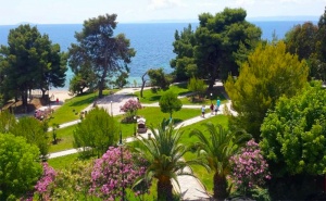 В Гърция през Май на 30М. от Плажа! Три All Inclusive Нощувки + Басейн в Golden Beach Metamorfosi 3*, Халкидики!