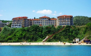 Цяло Лято на Първа Линия в Бяла! All Inclusive + Басейн, Шезлонги и Чадър на Плажа в Хотел Бяла Бийч Ризорт!