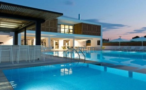 Специална Цена за Май в The Oak Hotel - Керамоти, Гърция за Три Нощувки със Закуска, Открит Басейн, Безплатен Интернет и Паркинг / 01.05.2019 - 30.05.2019