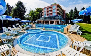 Майски Празници на Морето! 3 или 4 All Inclusive Нощувки + Басейн с Детски Сектор в Хотел Глория 3*, Св.св Константин и Елена!