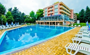 Май, Юни и Септември в Св. Св. Константин и Елена! All Inclusive + Басейн с Детски Сектор в Хотел Глория 3*, на 5Мин. от Плажа!