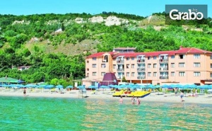 До Края на Май в <em>Кранево</em> - на Първа Линия! Нощувка със Закуска за Двама или Четирима