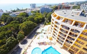 Нощувка на човек на база All inclusive + басейн в хотел Сентрал****, Златни пясъци