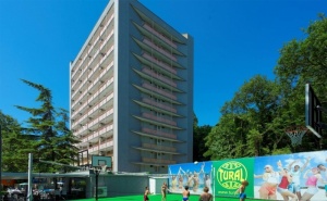Юли и Август в <em>Златни Пясъци</em>! Нощувка на човек на База All Inclusive + Басейн в Хотел Царевец