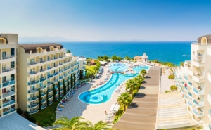 7 нощувки на човек на база Ultra all Inclusive 24 часа + басейни в хотел Sea Light Resort*****, <em>Кушадасъ</em>, Турция