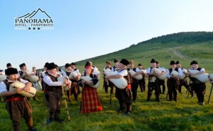 Хотел Панорама, <em>Пампорово</em> Ви Кани на Гайдарско Надсвирване в с. Гела! Нощувка на човек със Закуска и Вечеря