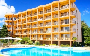 Нощувка на човек на База All Inclusive + Собствен Плаж от Хотел Бона Вита, <em>Златни Пясъци</em>. за Настаняване до 28 Юли Плащате 6 Нощувки и Получавате 7-Ма Безплатно