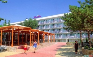 Ниски Цени All Inclusive Лято 2022 в <em>Албена</em>, Цена на човек до 08.07 с Чадър и Шезлонг на Плажа от Хотел Магнолия Стандарт