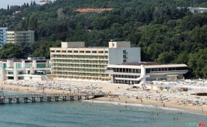 Първа Линия, Шезлонги, Чадър на Плажа с All Inclusive до 12.07 в Хотел Марина, Слънчев Ден