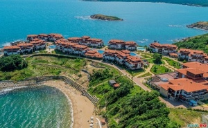 Луксозна Почивка за Лято 2019, Чадър и Шезлонг на Плажа на База Полупансион до 31.08 за Двама от Свети Тома, Аркутино
