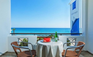 През Септември с 30 % Отстъпка на Закуска и Вечеря в Хотел Dolphin Beach - <em>Касандра</em>, Халкидики, за Една Нощувка на човек, Басейн и Интернет/ 09.09.2019 - 20.09.2019