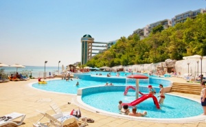 Лято на 1-Ва Линия в <em>Свети Влас</em>! Нощувка на човек на База All Inclusive + Басейн в Хотел Парадайз Бийч. Дете до 12Г. - Безплатно