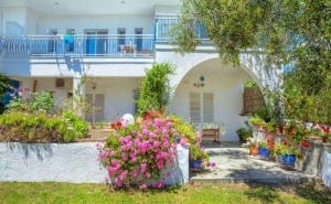 Плащате само Нощувка, А Получавате Закуска и Вечеря, във Faros Apartments - <em>Касандра</em>, за Една Нощувка, Паркинг и Интернет / 14.09.2019 - 30.09.2019