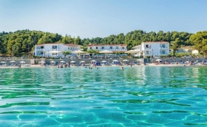 Ползвате Ол Инклузив, А Плащате Закуска и Вечеря в Хотел Dolphin Beach - <em>Касандра</em>, Халкидики, за Пет Нощувки на човек, Басейн и Интернет/ 28.09.2019 - 14.10.2019