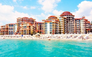 Море 2019 на Първа Линия в <em>Елените</em>! Нощувка на човек на База All Inclusive + Басейн, Аквапарк и Шезлонг и Чадър на Плажа от Хотел Атриум Бийч**** Дете до 12Г. - Безплатно