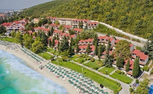All Inclusive + Аквапарк, Басейн и Детска Анимация във Вили <em>Елените</em>!