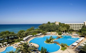 5 Дни за Двама със Закуска и Вечеря от 18.09 в Sani Beach