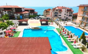 Лято на 50М. от Плажа в <em>Свети Влас</em>! Нощувка на База All Inclusive на човек + Басейн от Хотел Корона