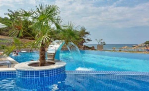 20 % Отстъпка и Две Деца Безплатно в Хотел Thassos Grand Resort - о-в <em>Тасос</em> през Септември. за Три Нощувки на човек със Закуска, Чадър и Шезлонг на Плажа и Басейна / 10.09.2019 - 23.09.2019