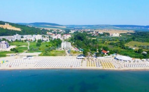 На Първа Линия в <em>Кранево</em>! Нощувка със Закуска на човек в Хотел Магнифик