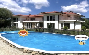 Нощувка за 10 или 20 Човека + Трапезария и Басейн в Къща Casa Apriltsi в <em>Априлци</em>
