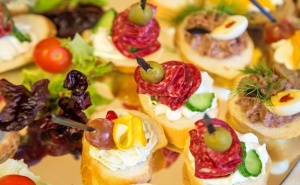 Вкусно изкушение! 130 бр. солени хапки + ПОДАРЪК 30 бр. кокосови топки за 42 лв. от HD Кетъринг