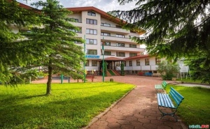 Топ Нова Година в Пампорово, 3 Нощувки с Вечери и Куверти за Двама в Хотел Елина
