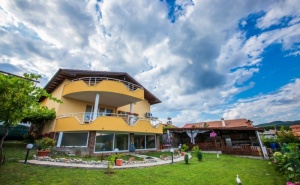 Нощувка за 13 Човека + Spa Зона, Барбекю и Много Удобства в Къща Холидей - с. Огняново - <em>Гоце Делчев</em>