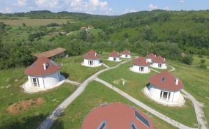 Нощувка за 4, 5 или 16 Човека в Единствените в България 9 Абсолютно Кръгли Къщи Край Антоново в Комплекс Малка Черковна с Басейн и Механа