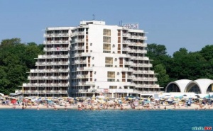 На Самия Плаж в <em>Албена</em>, All Inclusive Цена на човек до 01.07 със Шезлонг и Чадър на Плажа от Хотел Нона