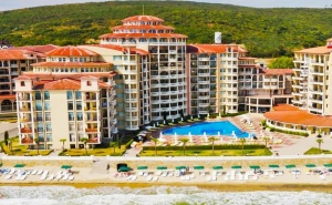 Море 2020 на Първа Линия в <em>Елените</em>! Нощувка на човек на База All Inclusive + Басейн, Аквапарк и Шезлонг и Чадър на Плажа в Андалусия Бийч. Дете до 12Г. Безплатно!