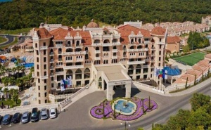 Луксозна Морска Почивка в <em>Елените</em> - Хотел Дизайн Хотел Роял Касъл 5*! Една Нощувка, Закуска, Вечеря, Басейн, Чадър и Шезлонг на Басейна / 15.05 - 07.06.2020