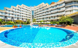 Нощувка на човек със Закуска и Вечеря + Басейн в Хотел Перла***, <em>Слънчев бряг</em>