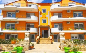 Нощувка в Делукс Апартамент за Четирима, Петима или Шестима от Хотел Orange House, <em>Керамоти</em>, Гърция