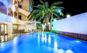 На Море през Пролетта в Хотел Elinotel Polis 3*, Халкидики, Касандра - Две Нощувки, Закуски, Вечери и Външен Басейн / 30.04 - 22.05.2020