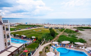 Нощувка на човек на База All Inclusive + Басейни, Шезлонг и Чадър от Хотел Верамар Бийч****, <em>Кранево</em>