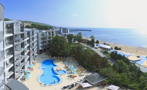 Юни на Първа Линия в <em>Златни Пясъци</em>! Нощувка на човек на База All Inclusive + Закрит и Открит Басейн. Дете до 12Г. Безплатно в Хотел Луна****