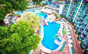 Нощувка на човек на База All Inclusive + 2 Външни Басейна и Водни Пързалки в Сооее Мимоза Съншайн Хотел****, <em>Златни Пясъци</em>. Дете до 13Г. - Безплатно!
