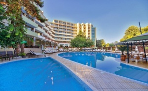 Нощувка на човек на База All Inclusive + Басейн и Трансфер до Плажа от Хотел Мирабел****, <em>Златни Пясъци</em>