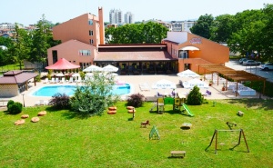 Нощувка на човек на База All Inclusive + Басейн в Хотел Нева, <em>Китен</em>, на 100М. от Плаж Атлиман