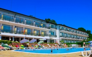 Нощувка на човек на База All Inclusive + Басейн в Хотел Кини Парк, <em>Златни Пясъци</em>