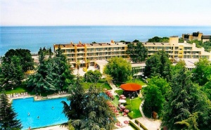 Нощувка на човек на База All Inclusive + Басейн на 30 М. от Плажа в Хотел Амбасадор***, Златни Пясъци. Дете до 13Г. - Безплатна Нощувка!